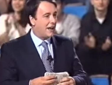 Πέταξε στα σκουπίδια 5 εκατ.: Ο πιο γκαντέμης παίκτης στην ιστορία των ελληνικών τηλεπαιχνιδιών! (βίντεο)